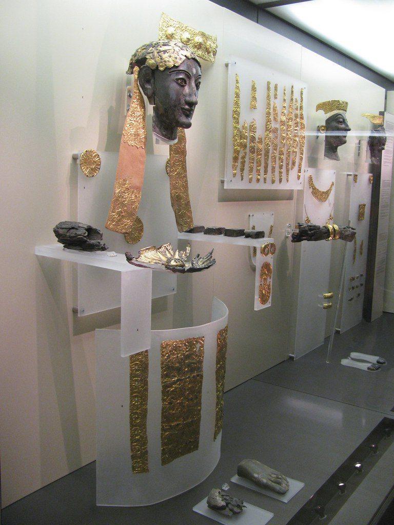 Golden accessories in Delphi
