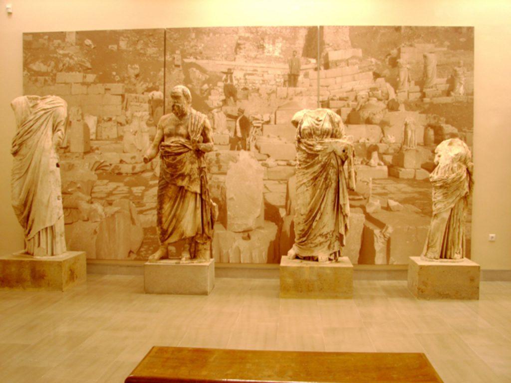 Delphi Museum statues